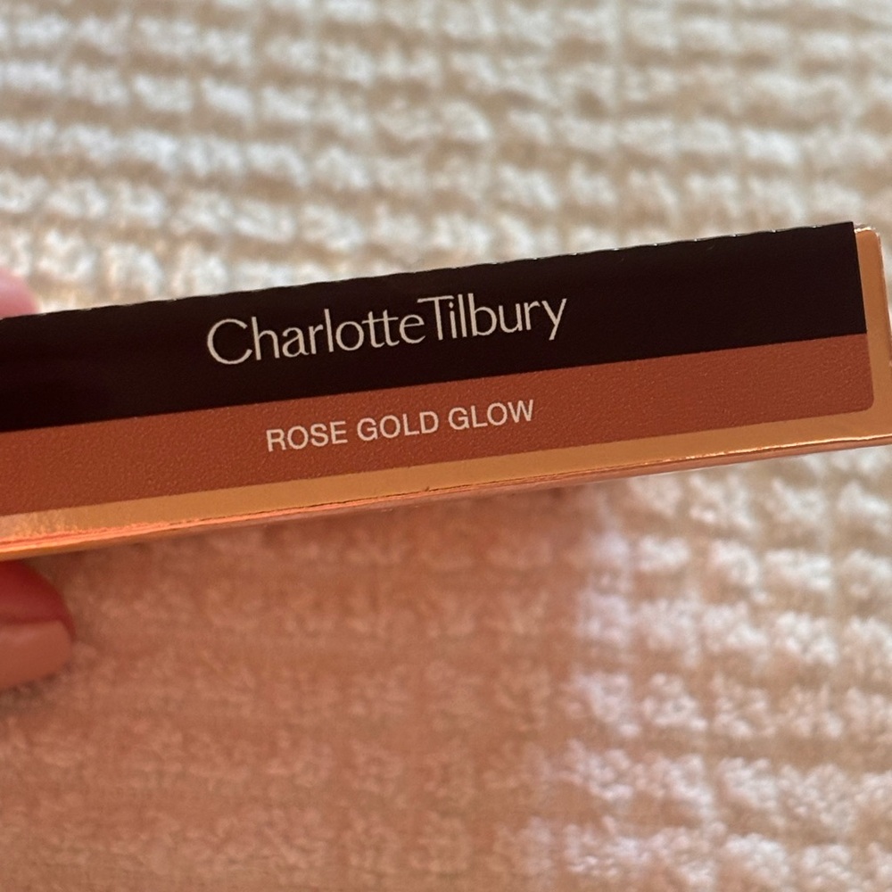 Charlotte Tilbury Hollywood Glow Glide Highlighter- Rose Gold Glow - Picture 4 of 4